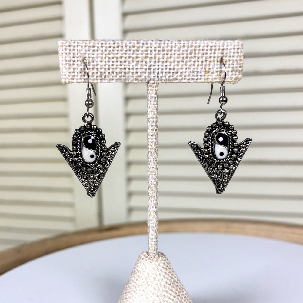 90s Relic Silver Yin Yang Arrow Drop Earrings Black White Enamel Boho Grunge